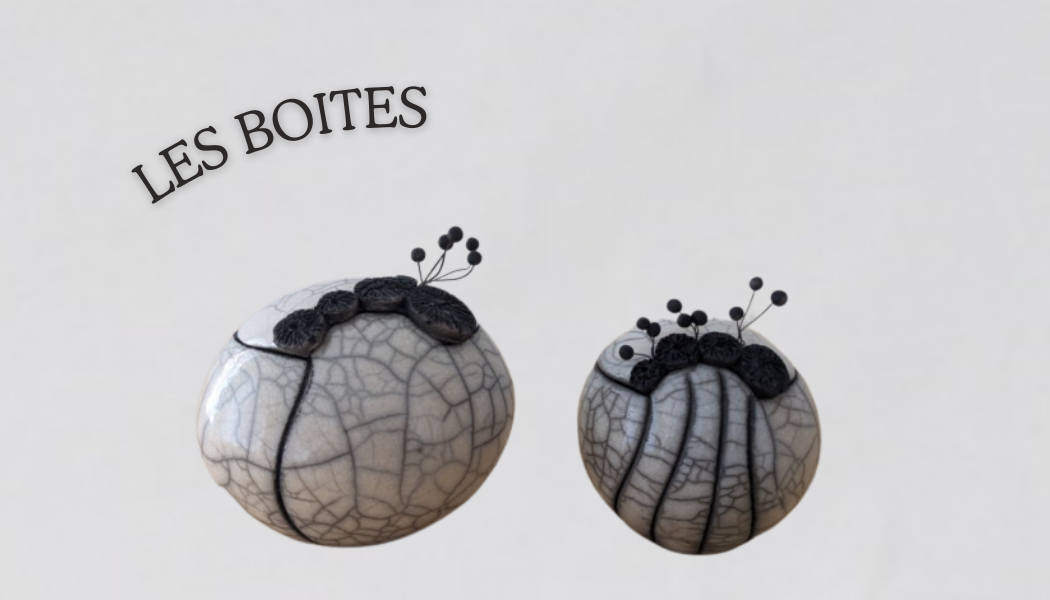Boîtes en céramique décorées à la main, créations artisanales de l’Atelier de la Terre Ronde, exposées en Lozère, Aveyron, Mende et Cantal.