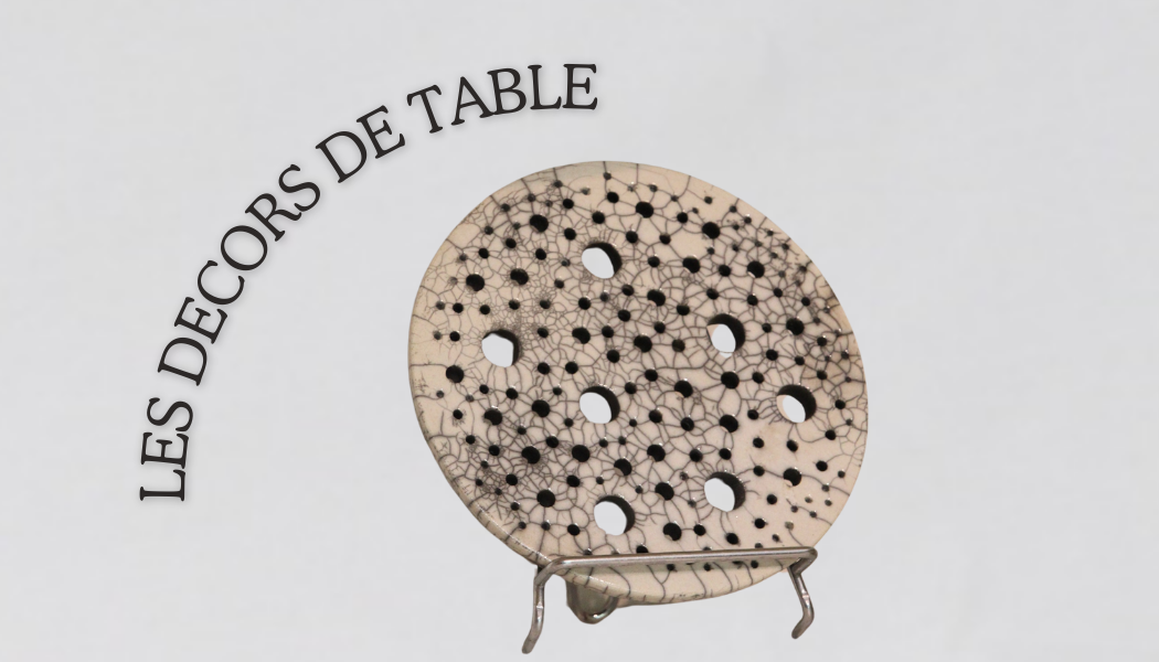 Poterie en terre cuite façonnée à la main, exposée dans l’Atelier de la Terre Ronde en Lozère, avec des touches florales uniques.