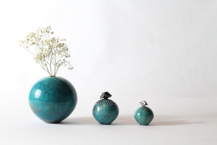 Atelier de poterie avec créations en terre cuite, outils de modelage et ambiance artisanale.