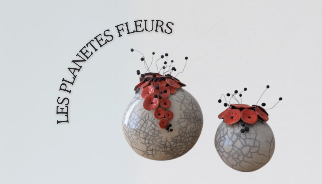Planètes fleuries en céramique, créations artisanales de l’Atelier de la Terre Ronde, exposées dans un atelier en Lozère, près de Mende, Aveyron et Cantal.