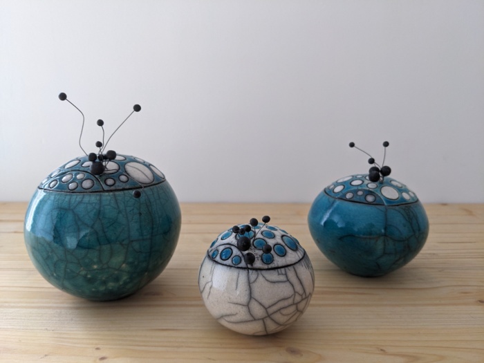 Boîte en céramique RAKU décorée à la main, création artisanale unique de l’Atelier de la Terre Ronde.