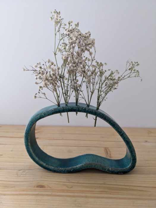 Décor floral bleu en céramique, création artisanale unique de l’Atelier de la Terre Ronde.