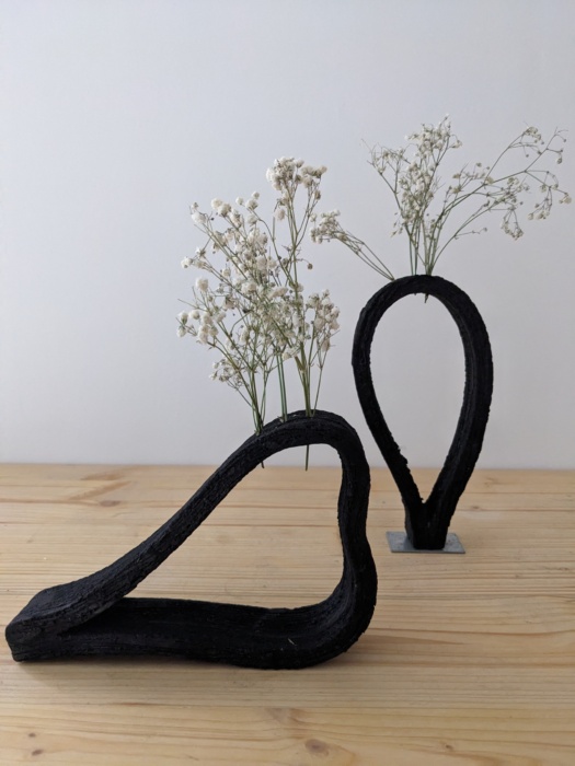 Boule décorative en céramique blanche et noire, création artisanale unique de l’Atelier de la Terre Ronde.