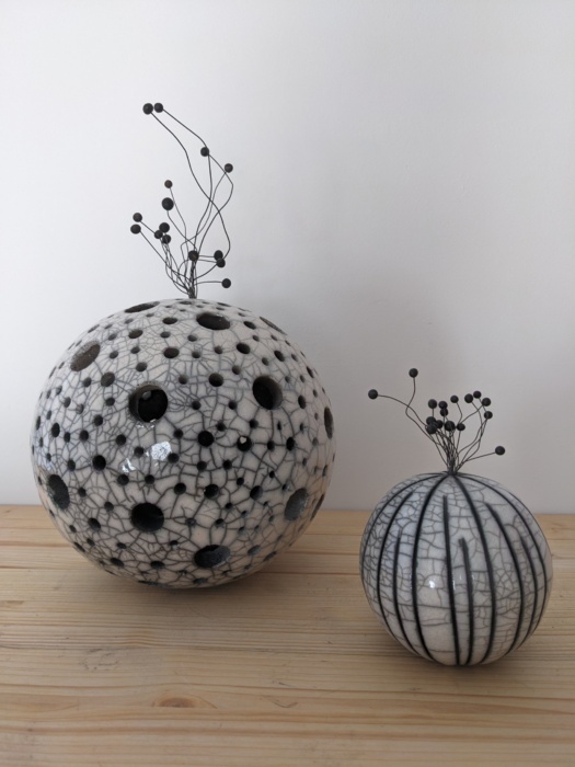 Boule décorative en céramique blanche et noire, création artisanale unique de l’Atelier de la Terre Ronde.