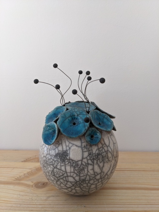 Boule décorative en céramique bleue et blanche à fleurs, création artisanale unique de l’Atelier de la Terre Ronde.