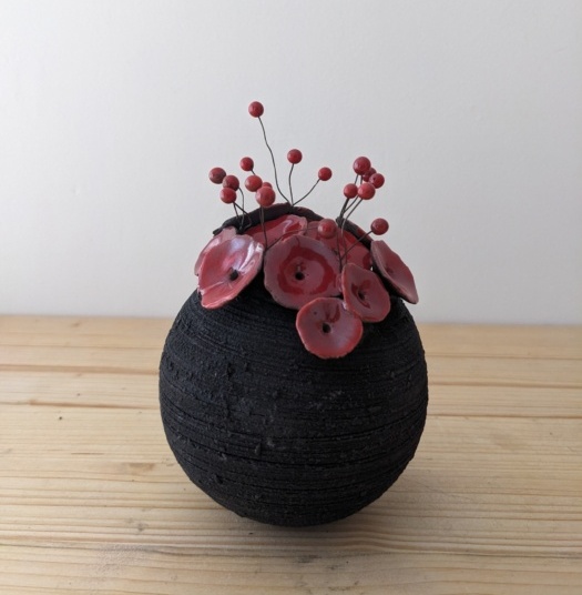 Boule décorative en céramique rouge et noire, création artisanale unique de l’Atelier de la Terre Ronde.