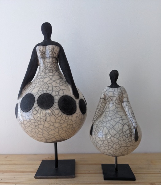 Sculptures des Demoiselles en céramique noire et blanche, première création artisanale de l’Atelier de la Terre Ronde.