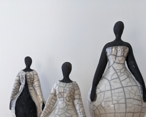 Sculptures des Demoiselles en céramique noire et blanche, créées à l’Atelier de la Terre Ronde, mise en focus.