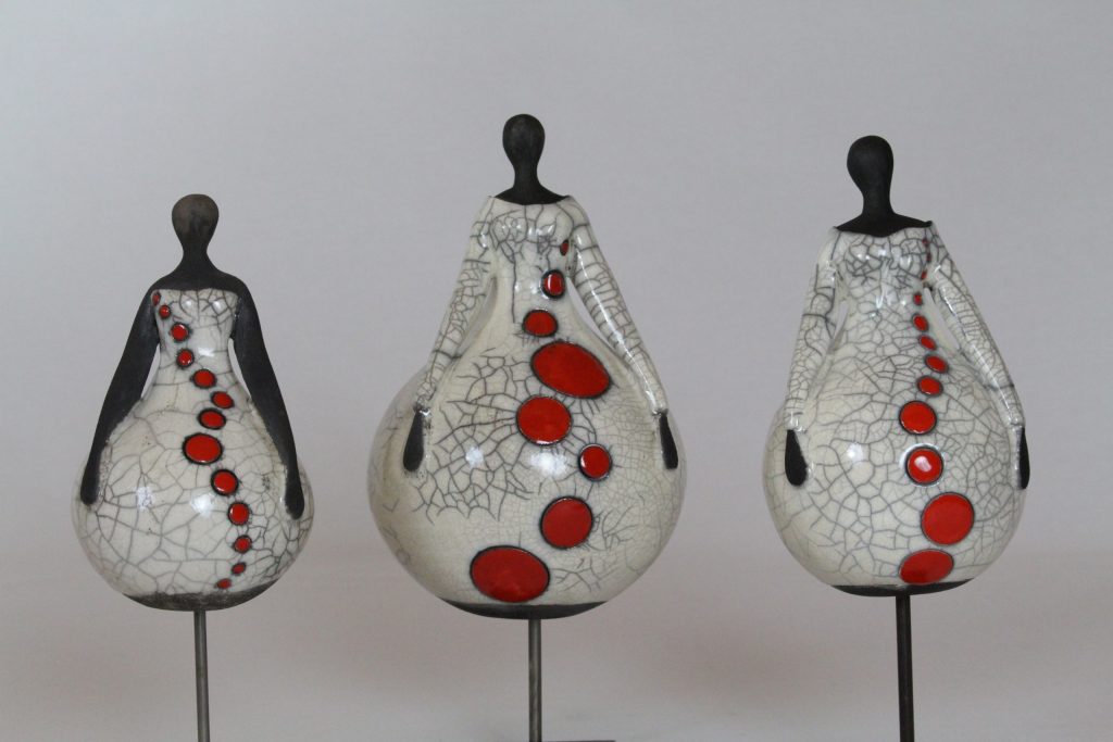 Sculptures des Demoiselles en céramique blanche et rouge, premières créations artisanales de l’Atelier de la Terre Ronde.